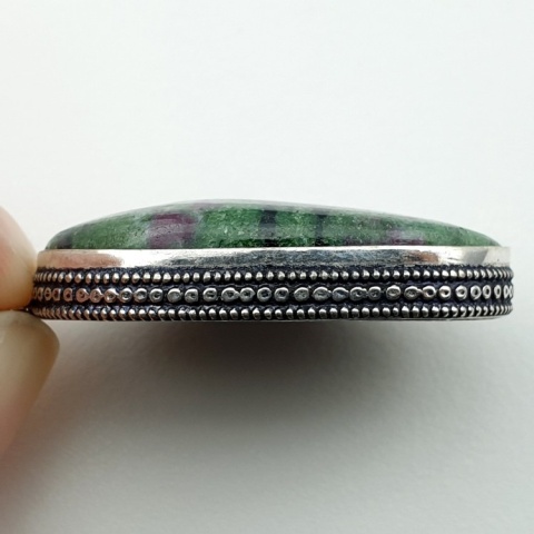 Rubin w zoisycie zawieszka 35x23 mm nr 38