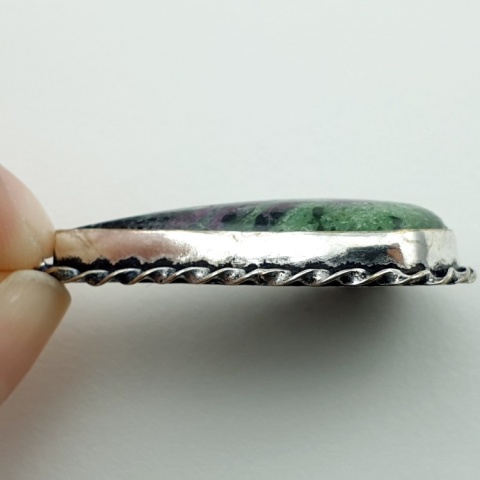 Rubin w zoisycie zawieszka 36x24 mm nr 37