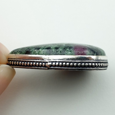 Rubin w zoisycie zawieszka 36x26 mm nr 39