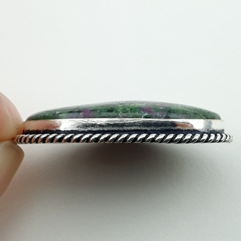 Rubin w zoisycie zawieszka 37x26 mm nr 34