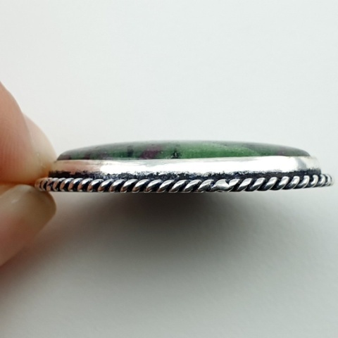 Rubin w zoisycie zawieszka 37x27 mm nr 22