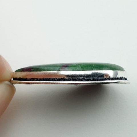 Rubin w zoisycie zawieszka 37x29 mm nr 59