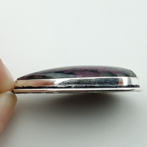 Rubin w zoisycie zawieszka 38x22 mm nr 68