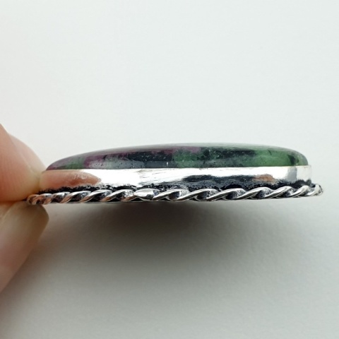 Rubin w zoisycie zawieszka 38x26 mm nr 57