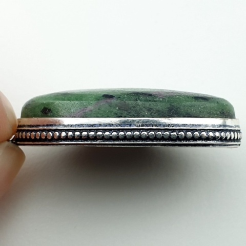 Rubin w zoisycie zawieszka 39x24 mm nr 40