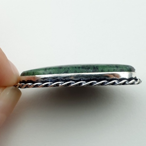 Rubin w zoisycie zawieszka 39x24 mm nr 60