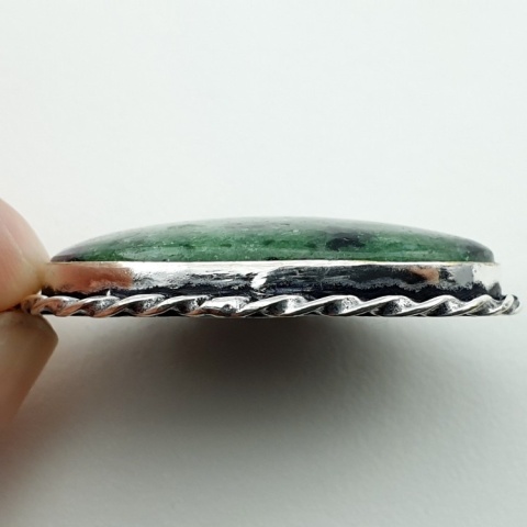 Rubin w zoisycie zawieszka 40x25 mm nr 69