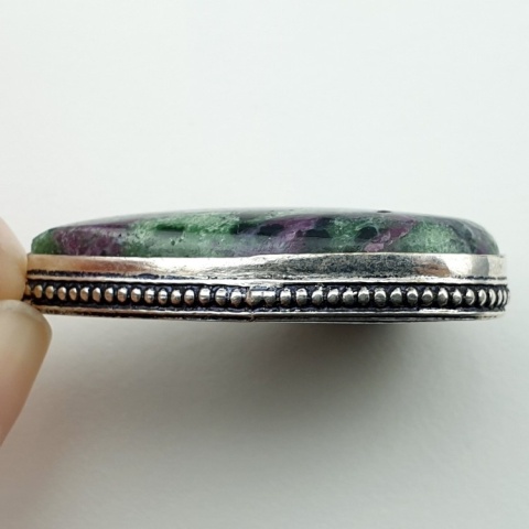 Rubin w zoisycie zawieszka 40x29 mm nr 25