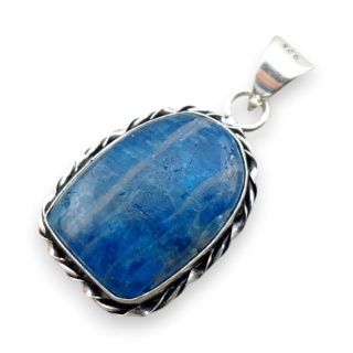 Apatite pendant 25x18 mm no 166