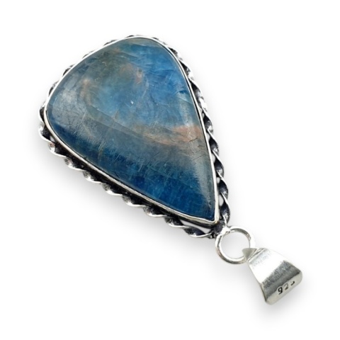 Apatite pendant 32x21 mm no 172