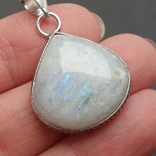 Kamień księżycowy zawieszka 22x22 mm nr 243