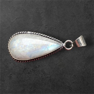 Kamień księżycowy zawieszka 31x16 mm nr 268