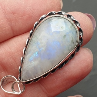 Kamień księżycowy zawieszka 32x18 mm nr 236