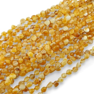 Bursztyn bałtycki mleczny bryłka 6-8 mm sznur 59 cm złoty