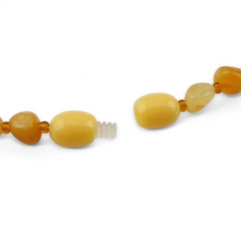 Bursztyn bałtycki mleczny bryłka 6-8 mm sznur 59 cm złoty