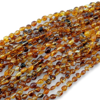 Bursztyn bałtycki bryłka 6-8 mm sznur 60 cm koniakowy