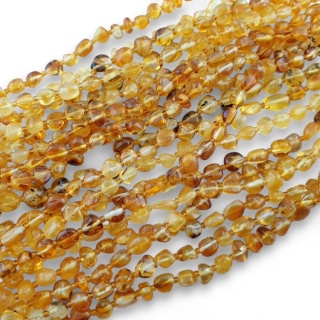 Bursztyn bałtycki bryłka 6-8 mm sznur 60 cm złoty