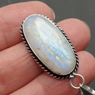 Kamień księżycowy zawieszka 27x13 mm nr 281