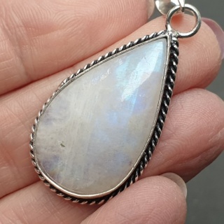 Kamień księżycowy zawieszka 31x18 mm nr 302