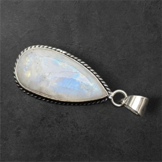 Kamień księżycowy zawieszka 32x16 mm nr 300