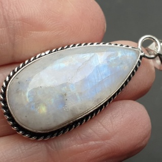 Kamień księżycowy zawieszka 32x16 mm nr 300
