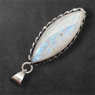 Kamień księżycowy zawieszka 37x14 mm nr 303