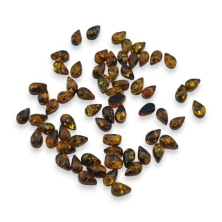 Bursztyn bałtycki kaboszon łezka 5x3 mm 1 szt zielony