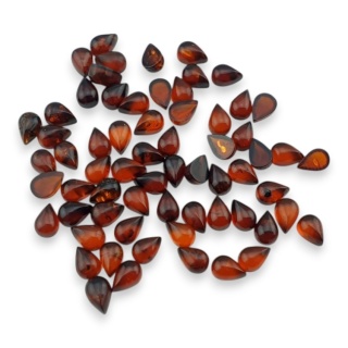 Bursztyn bałtycki kaboszon łezka 6x4 mm 1 szt koniakowy