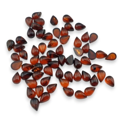 Bursztyn bałtycki kaboszon łezka 6x4 mm 1 szt koniakowy