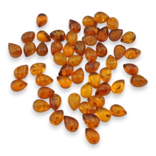 Bursztyn bałtycki kaboszon łezka 6,7-7x5 mm 1 szt