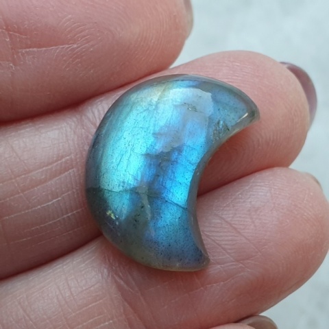 Labradoryt kaboszon księżyc 20x15 mm nr 350