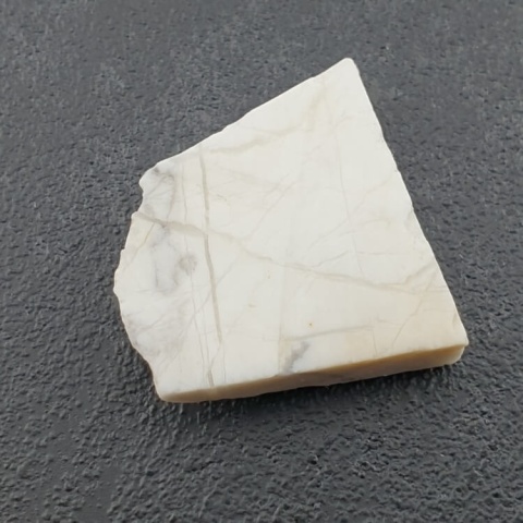 Howlite cut raw 24x24 mm no 46