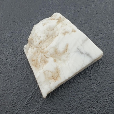 Howlite cut raw 24x24 mm no 46