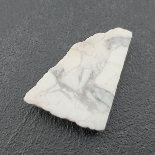 Howlit cięty surowy 26x20 mm nr 43