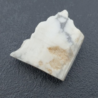 Howlit cięty surowy 27x23 mm nr 38