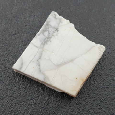 Howlit cięty surowy 27x26 mm nr 65