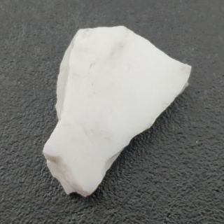 Howlit cięty surowy 28x20 mm nr 84