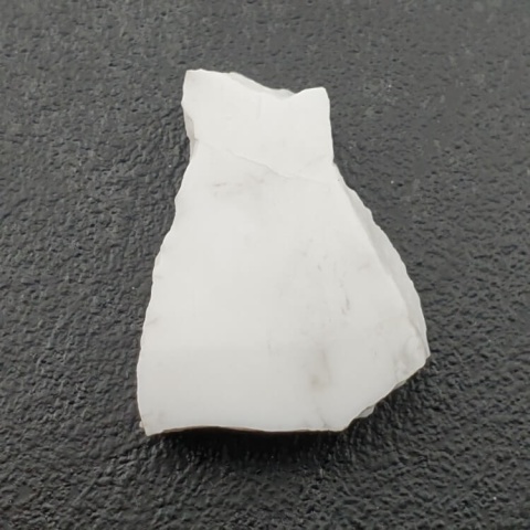 Howlit cięty surowy 28x20 mm nr 84