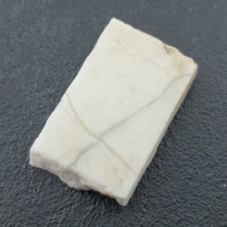 Howlit cięty surowy 29x18 mm nr 51