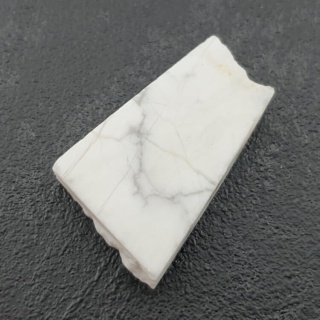 Howlit cięty surowy 29x20 mm nr 21