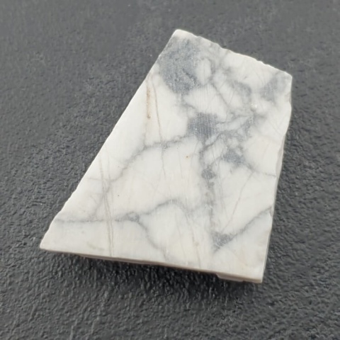 Howlit cięty surowy 31x25 mm nr 13