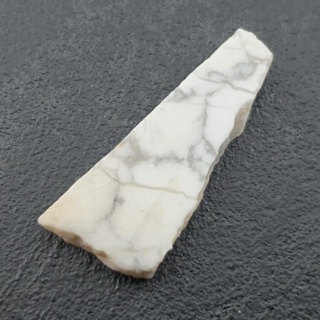 Howlit cięty surowy 33x14 mm nr 79