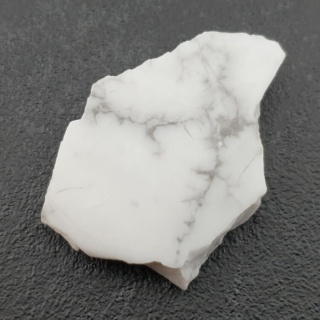 Howlit cięty surowy 36x27 mm nr 30