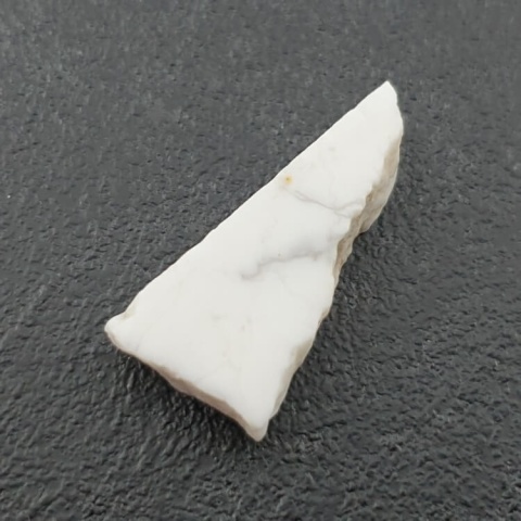 Howlit cięty surowy 26x12 mm nr 92