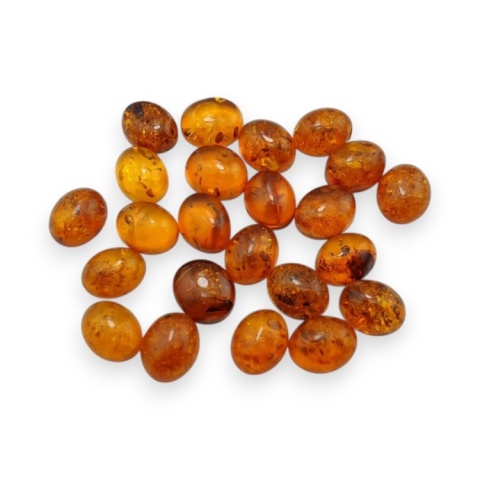 Bursztyn bałtycki kaboszon 9,5-10x8 mm 1 szt