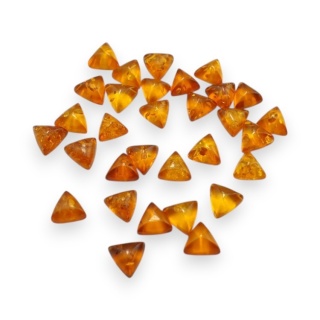 Bursztyn bałtycki kaboszon trylion około 5x5 mm 1 szt