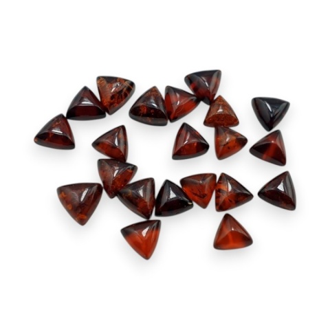 Bursztyn bałtycki kaboszon trylion około 6x6 mm 1 szt wiśniowy