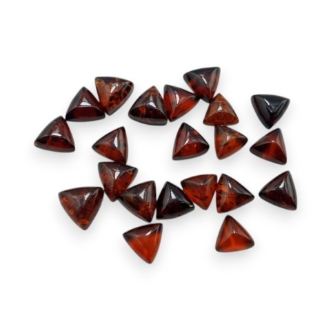 Bursztyn bałtycki kaboszon trylion około 6x6 mm 1 szt wiśniowy