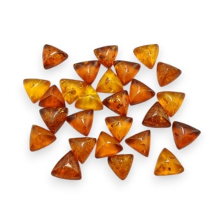 Bursztyn bałtycki kaboszon trylion około 6x6 mm 1 szt