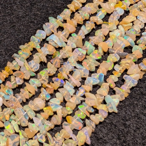 Opal from Ethiopia chopped 3-5 mm strand 10 cm